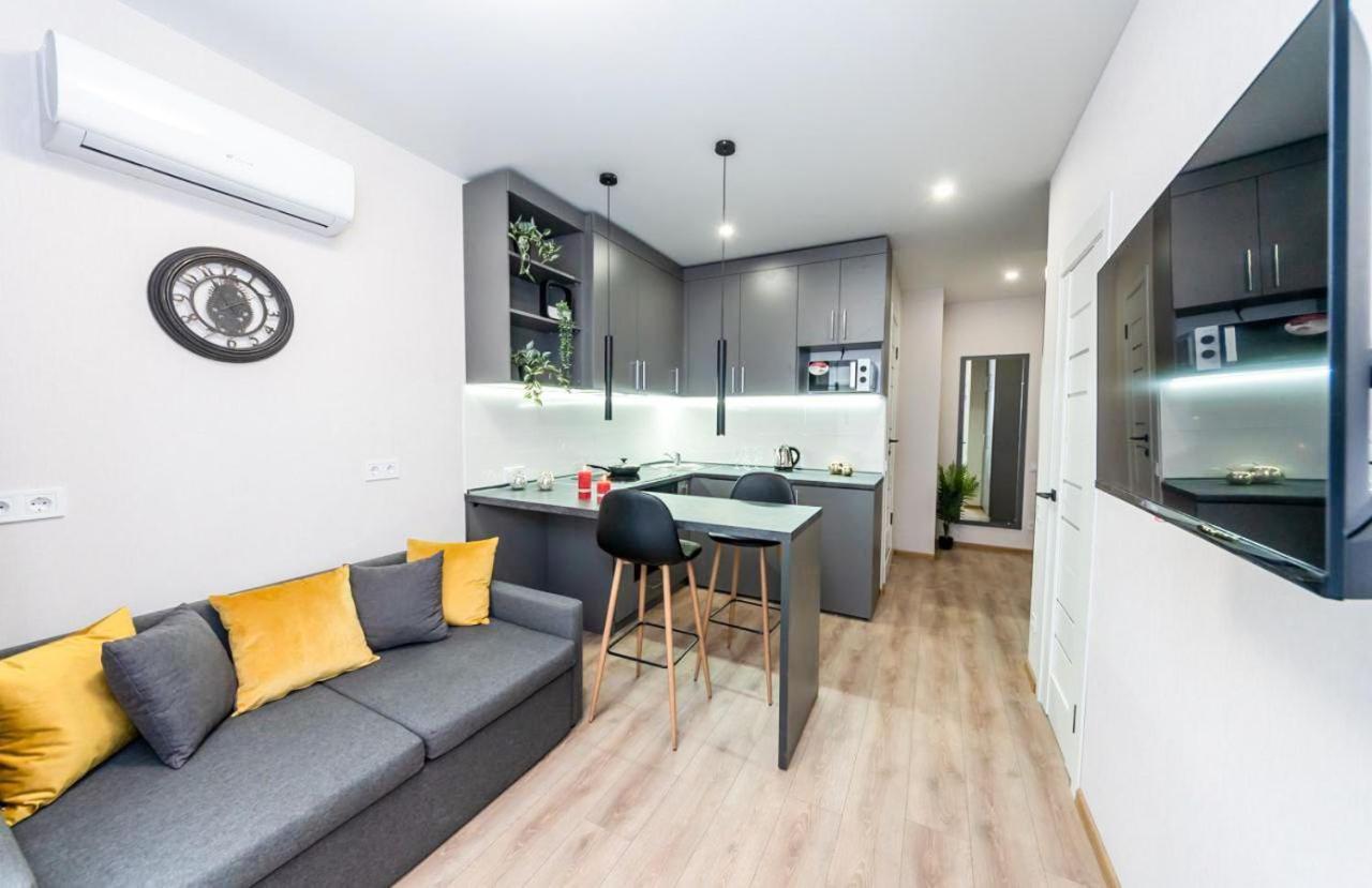 Шикарные Апартаменты, Ревудского 40В, 3 Мин Пешком М Харьковская Kyiv Exterior foto